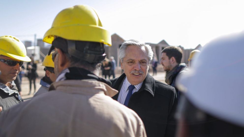 Alberto fue a San Juan y recorrió las construcciones para afectados por el terremoto