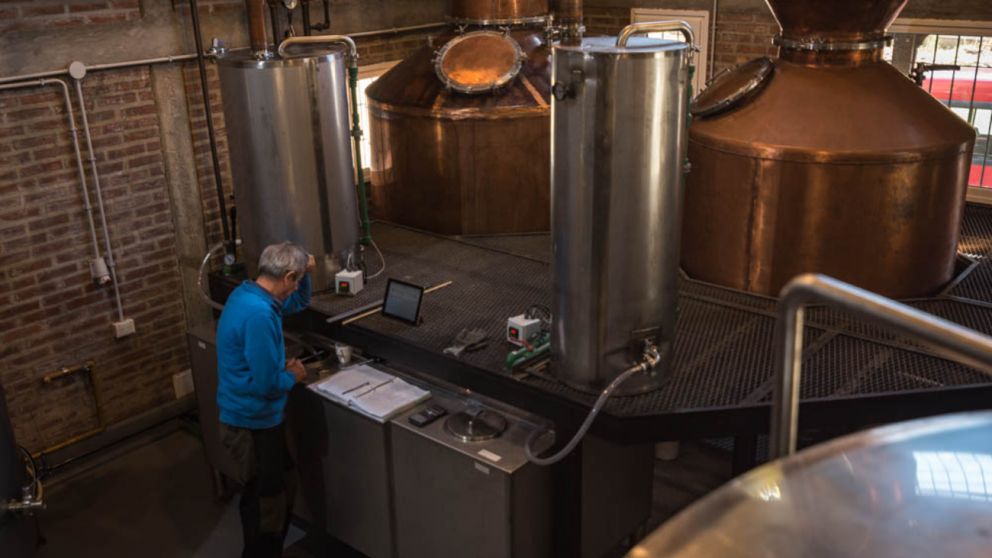 Pablo Tognetti junto a sus destiladores Madoc