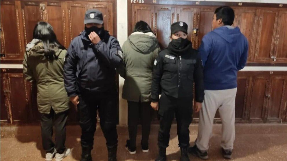 Los implicados , oriundos de Bolivia, fueron arrestados cerca del mediodía en la zona del barrio Belgrano