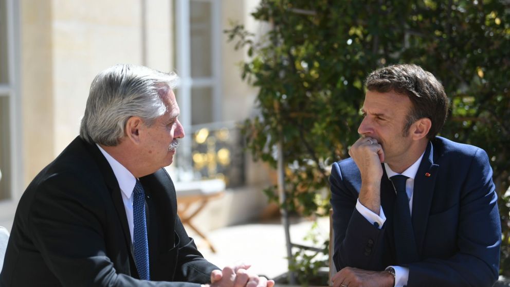 Alberto Fernández y Emmanuel Macron charlaron a solas en el jardín del Elíseo