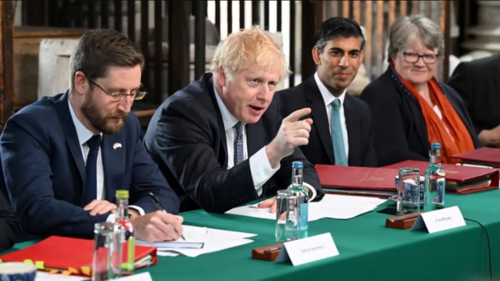 Boris Johnson quiere recortar el 20% de los empleos públicos