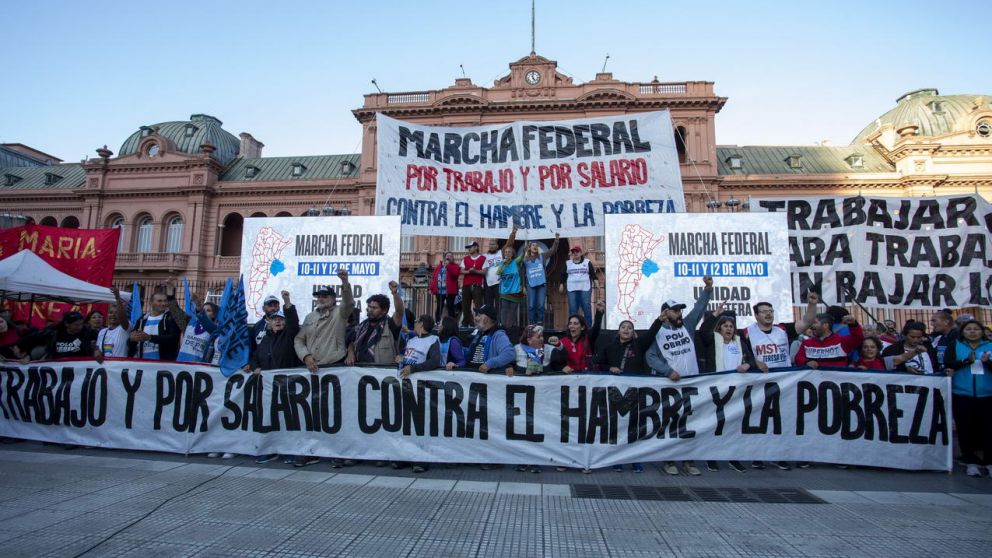 Durante la Marcha Federal que concentró en Plaza de Mayo se convocó a un gran paro nacional contra el ajuste