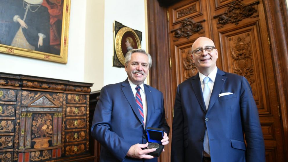 Alberto Fernández recibió una medalla de la universidad de La Sorbona