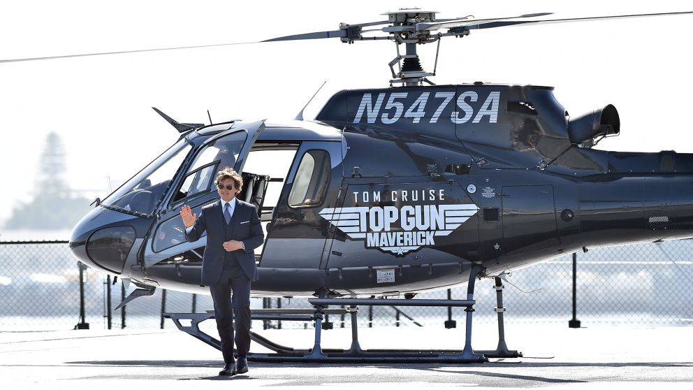 Tom Cruise aterrizando en la premiere de Top Gun: Maverick, desde el helicóptero que él mismo piloteó