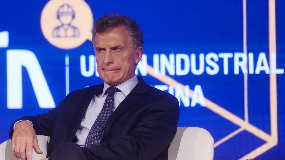 Macri vuelve a salir del país a pesar de su procesamiento