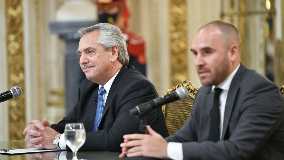 Alberto Fernández y Martín Guzmán anunciando el bono para sectores más vulnerables