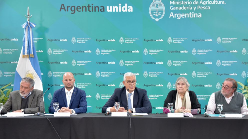 El ministro Domínguez cruzó a exportadores de carne vacuna