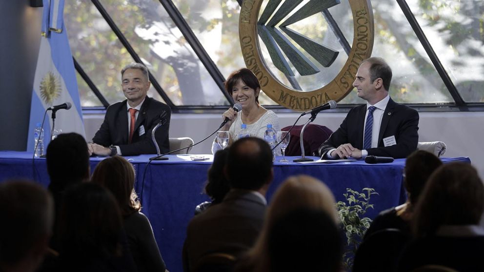 Marcó del Pont en el encuentro de Ciencias Económicas en Mendoza