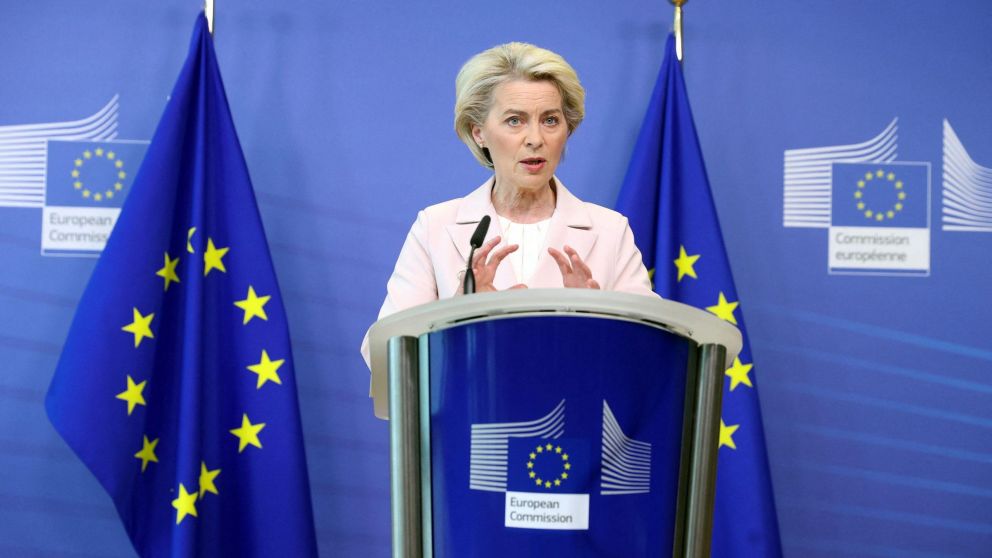 La idea es instalar un veto al crudo ruso en seis meses y un embargo a los productos refinados hacia finales de año., dijo Von der Leyen