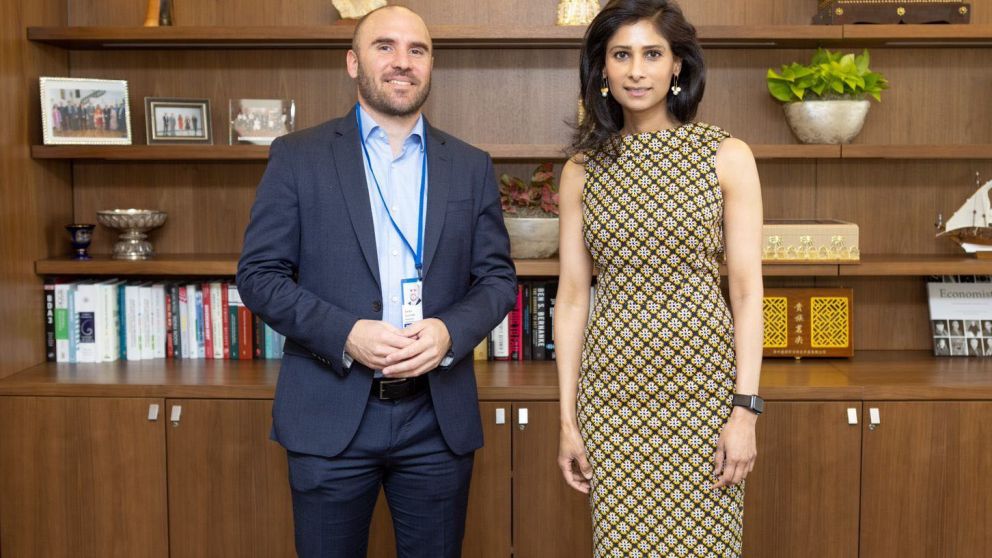 Martín Guzmán junto a Gita Gopinath, subdirectora del FMI