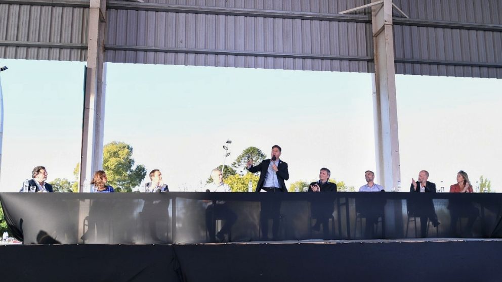 Junto a Máximo y Zabaleta, Kicillof buscó mandar una señal de unidad en el lanzamiento del Programa MESA