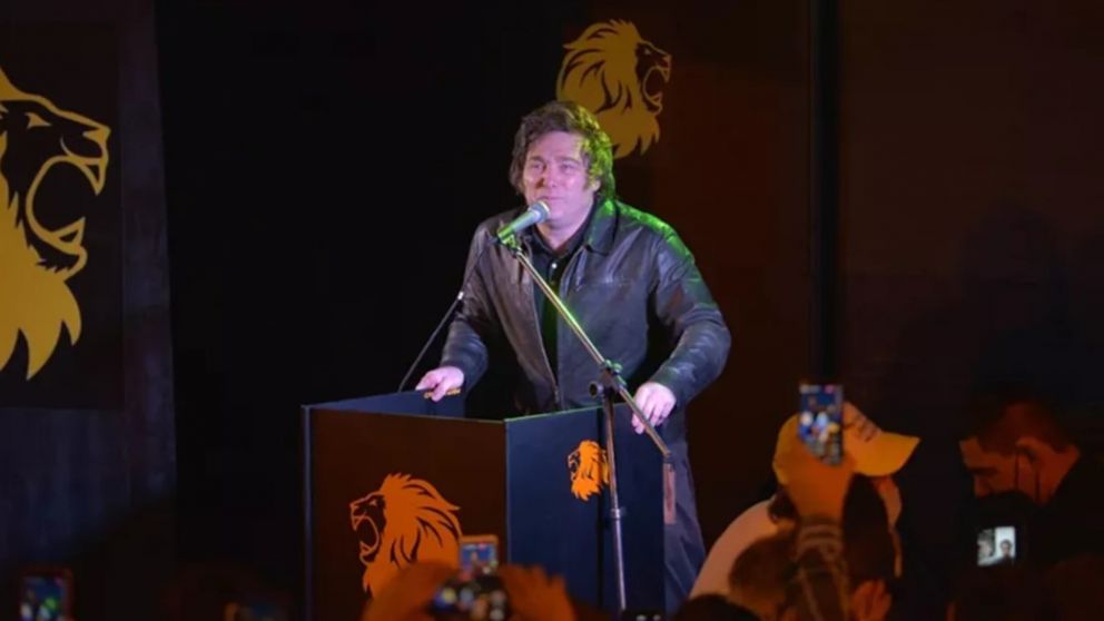 Javier Milei apuntó contra el peso argentino e insistió con la implementación del dólar