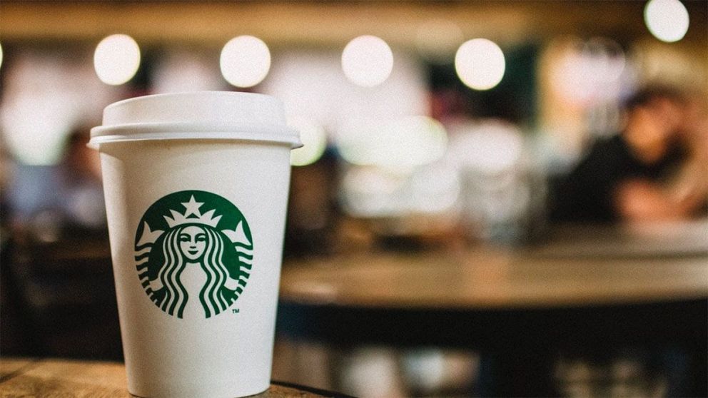 Starbucks también vende vasos reutilizables
