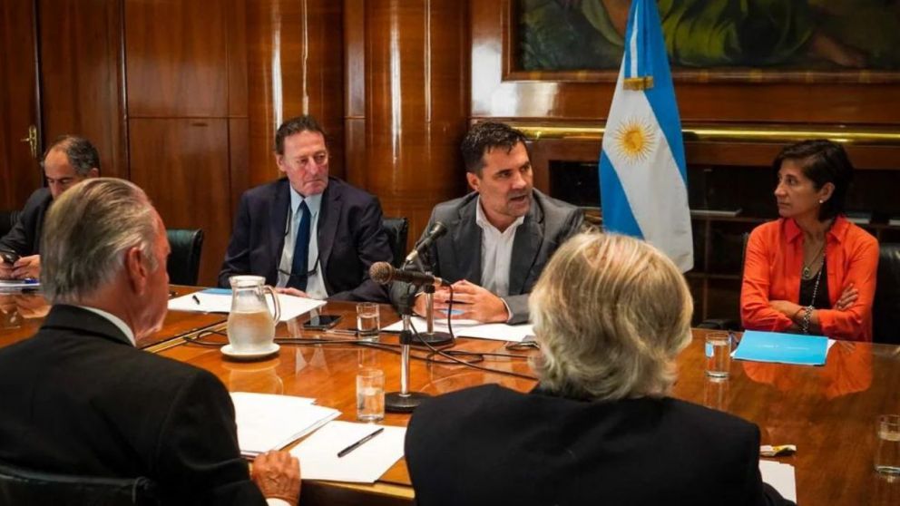 Gobierno y UIA coincidieron en que no faltará suministro energético en invierno, pero las empresas piden un "plan de contingencia"