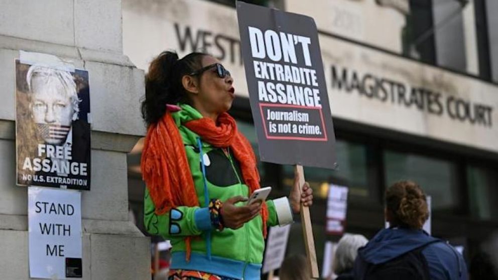 Manifestantes fuera del juzgado que autorizó la extradición de Assange a EEUU
