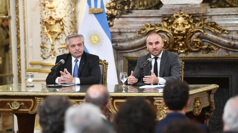 Alberto Fernández y Martín Guzmán durante su anuncio en Casa Rosada
