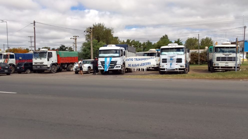 Los camiones siguen en las rutas