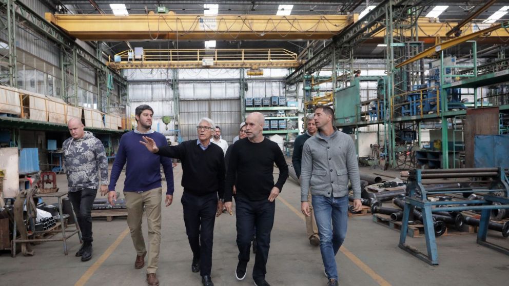 Larreta recorrió una fábrica de Esteban Echeverría y habló con los vecinos