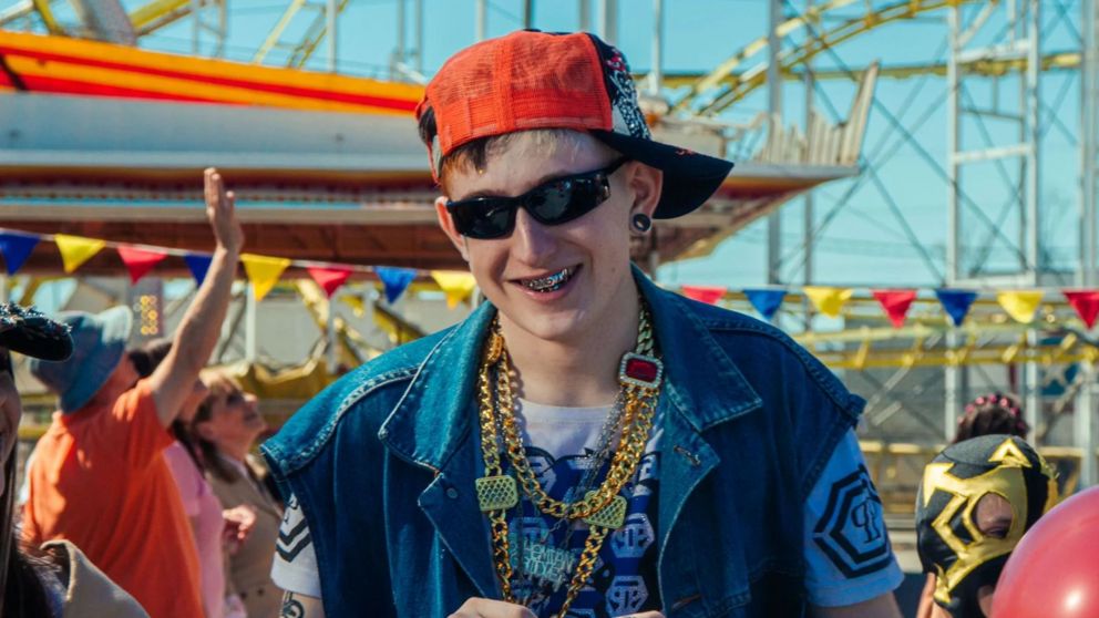 Dillom presentó Rocketpowers, su nuevo video junto a Saramalacara