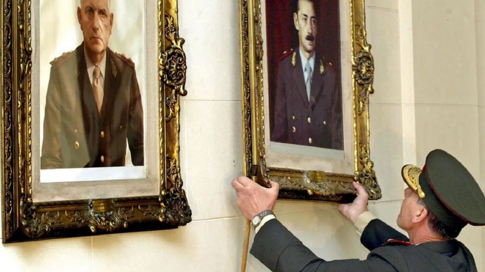Roberto Bendini, mientras bajaba los cuadros de Videla y Bignone