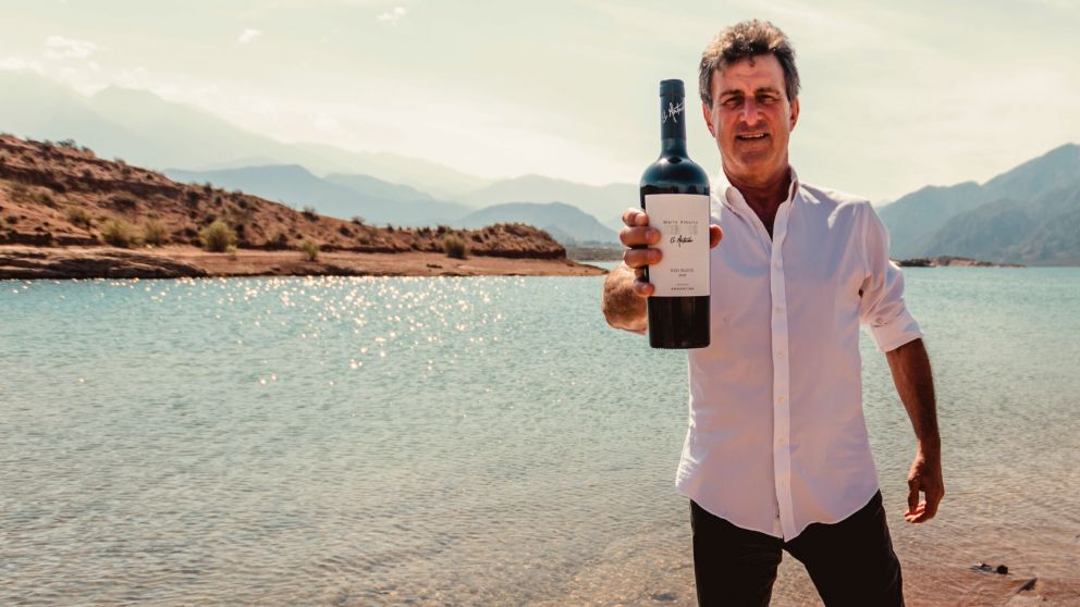 Mario Kempes presentó la nueva línea de su vino "El Matador"