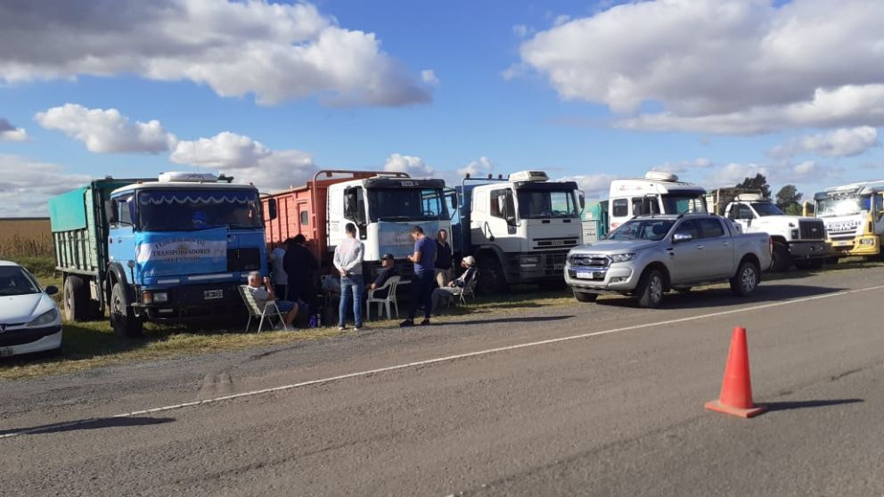 Camiones detenidos al costado de la ruta, en las cercanías de Rosario