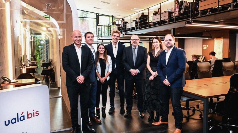 Los funcionarios junto a Ualá durante la firma del acuerdo