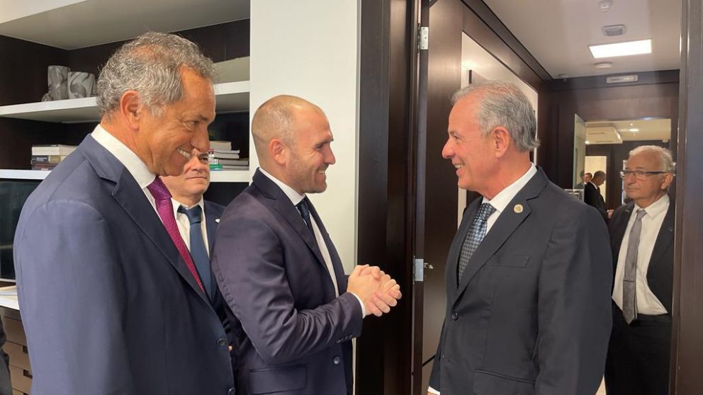 Guzmán, con la presencia del embajador Scioli, negoció con el ministro de Minas y Energía Bento Albuquerque