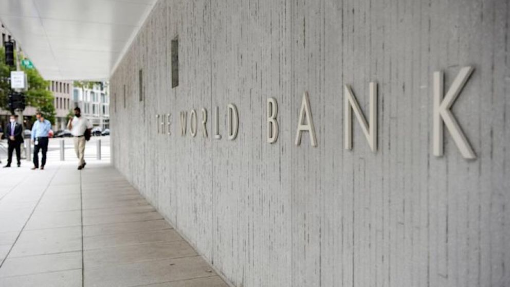El BM señaló la continuidad de problemas estructurales como los elevados índices de pobreza e informalidad