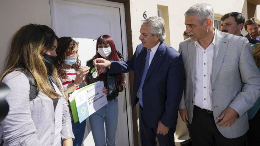El Presidente entregó viviendas y recorrió el Barrio Azul en Avellaneda, donde dialogó con vecinas y vecinos