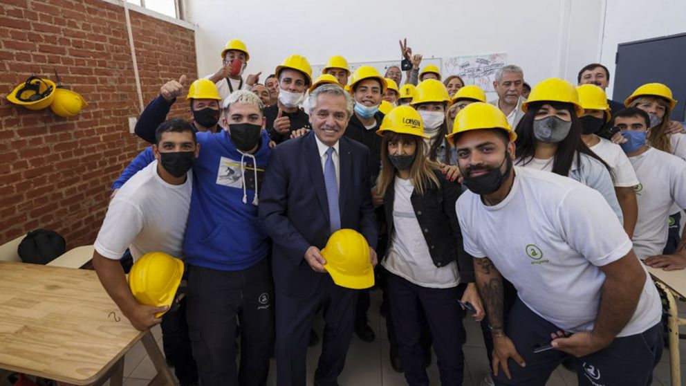 Alberto entregó viviendas en Barrio Azul y aseguró que "tener un techo digno es un derecho humano"