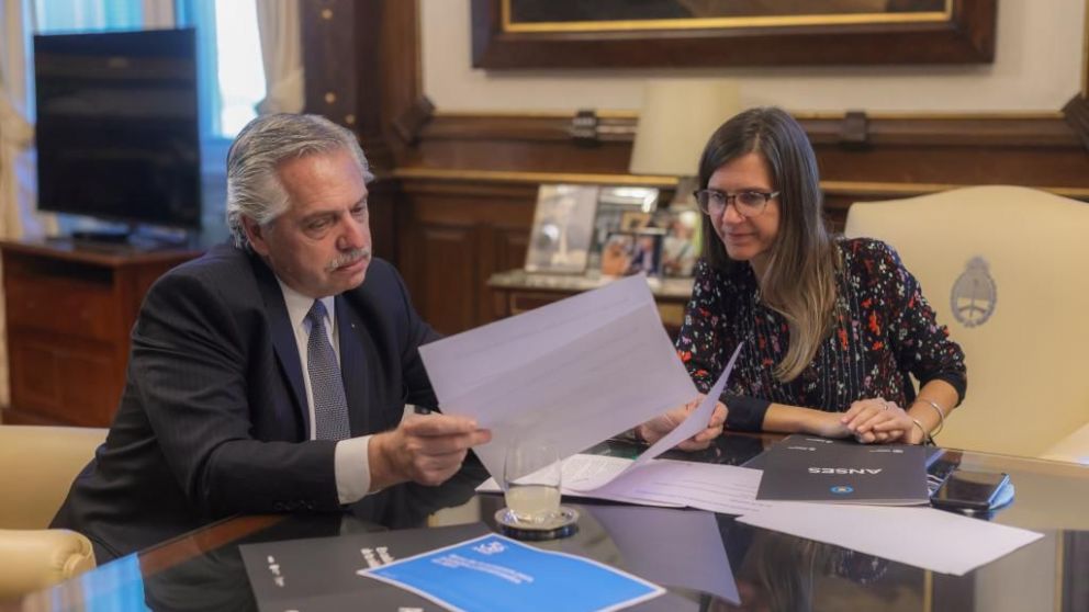 El Presidente con la titular de la Anses, Fernanda Raverta