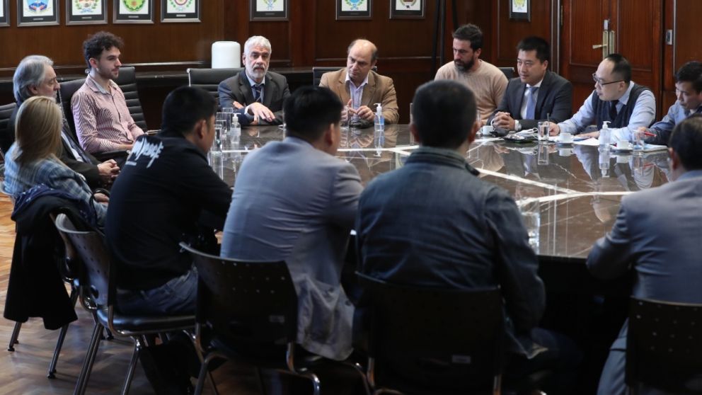 Feletti se reuni� con supermercados chinos y almaceneros