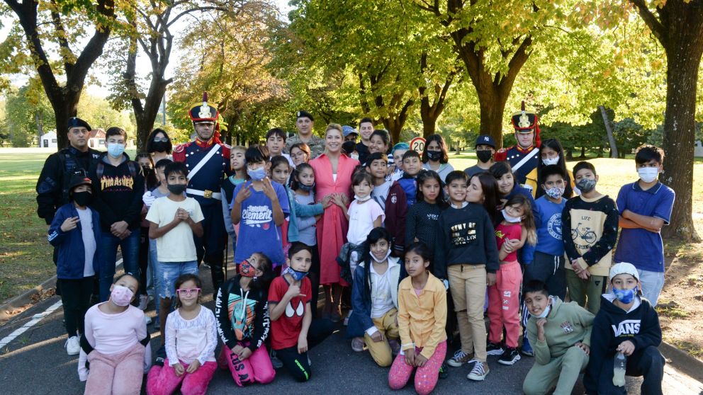 Fabiola Yáñez recibió en Olivos a chicas y chicos de la ONG “Somos Familia”
