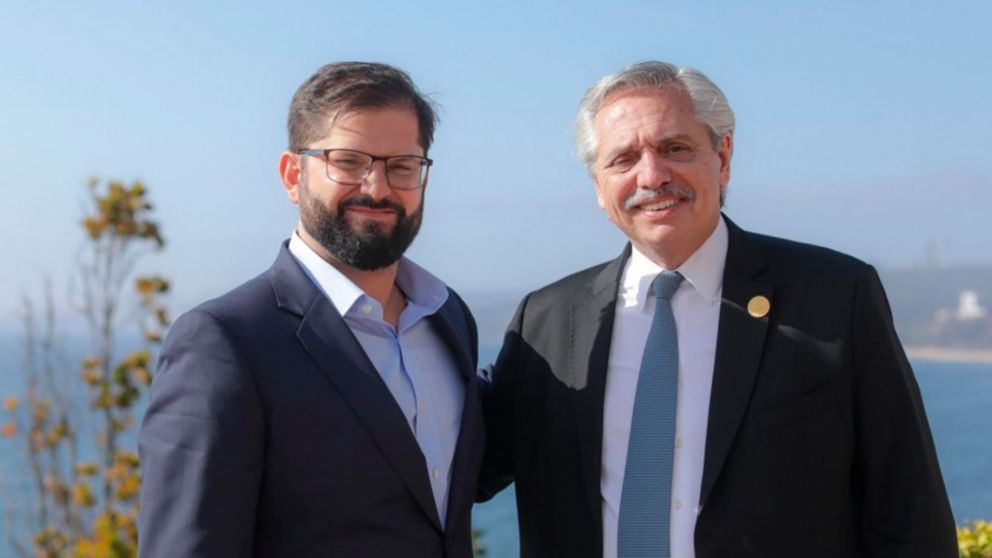 Tras su llegada a Argentina, Boric mostró un regalo de Alberto Fernández