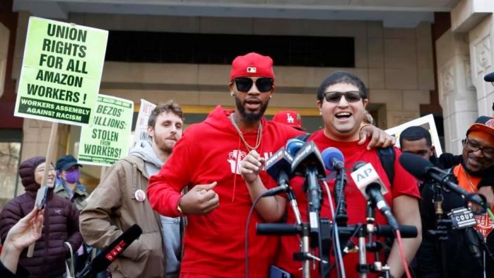 "Doy la bienvenida al primer sindicato de Amazon en Estados Unidos", escribió el líder sindical Christian Smalls