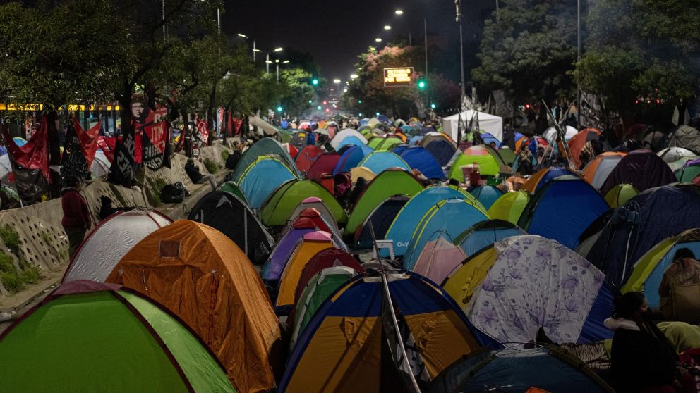 Las organizaciones sociales levantaron el acampe que realizaban frente a Desarrollo Social desde el miércoles