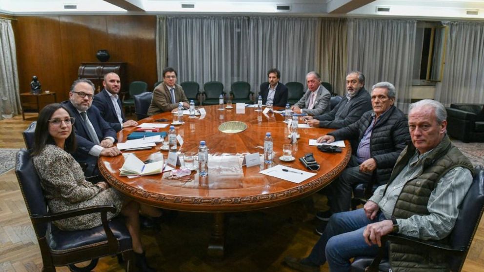 Ministros, la UIA y la CGT desarrollaron la primera reunión de Diálogo Social en Economía, no se trató el tema bono