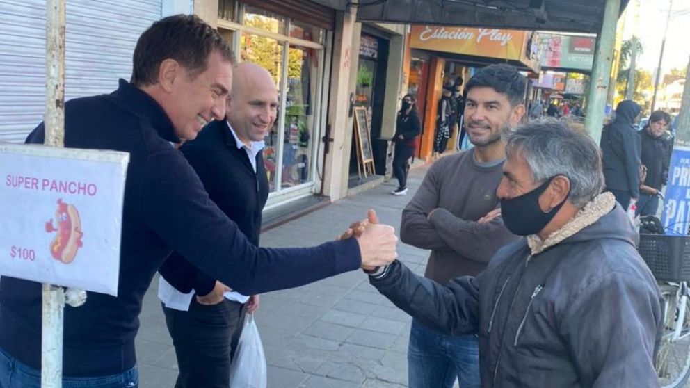Santilli y Giana, saludando a vecinos en el centro de Guernica