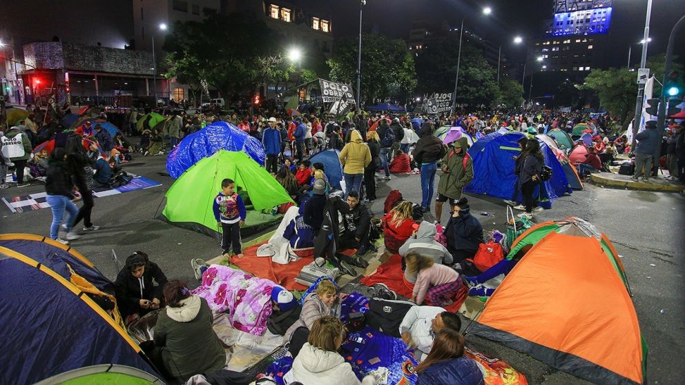 El Gobierno anunció que no entregará más planes y se recalienta el clima social en la calle