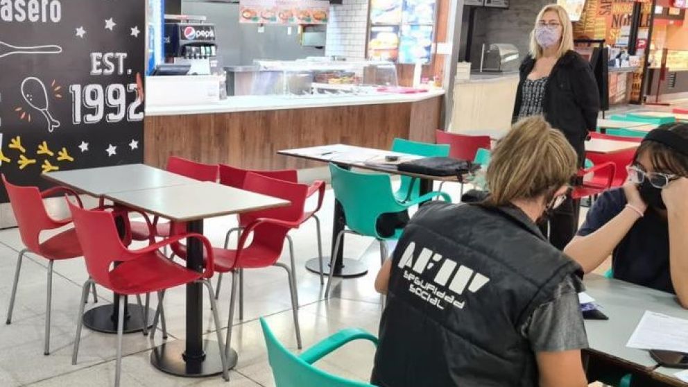 En algunos casos se indicaba que los empleados cumplian media jornada cuando era completa