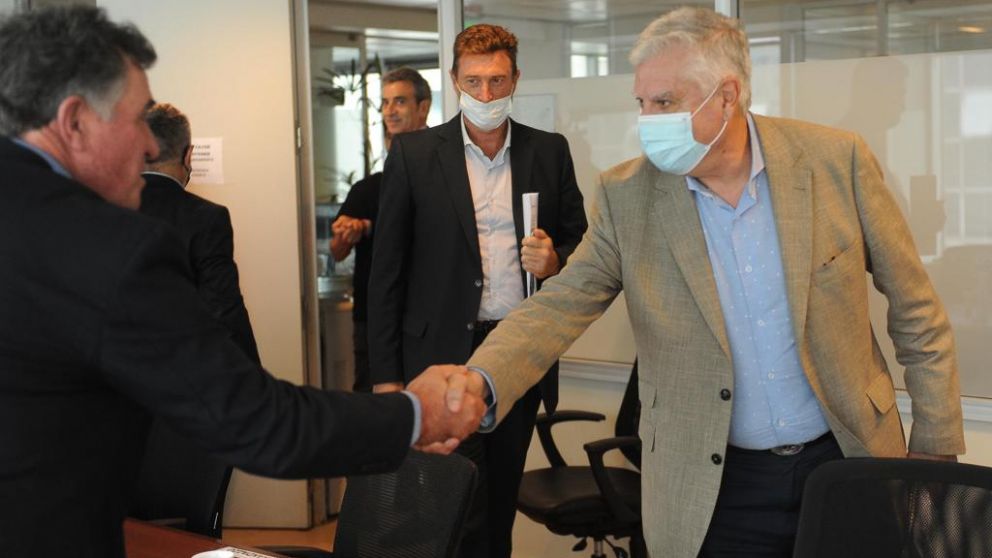 El diputado Gutiérrez (der) saluda a Carlos Achetoni, presidente de FAA