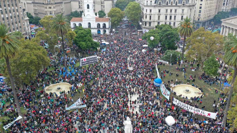 La Plaza de Mayo volvió a convocar a una multitud, a 46 años del golpe de Estado
