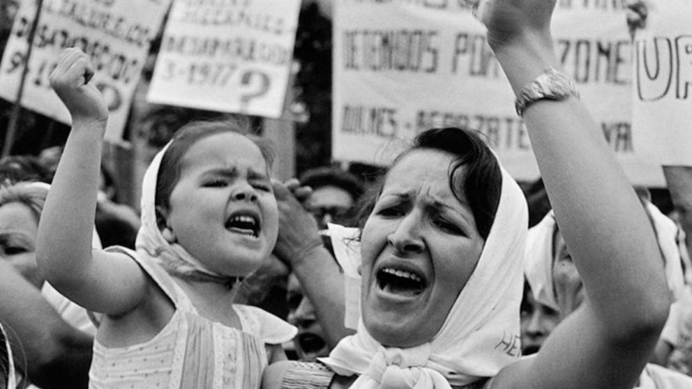 Mariel (4 años) y Blanca (23 años) en una protesta por los desaparecidos, 1982