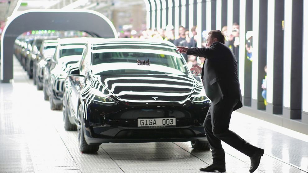 El CEO de Tesla sacó a relucir sus pasos de baile