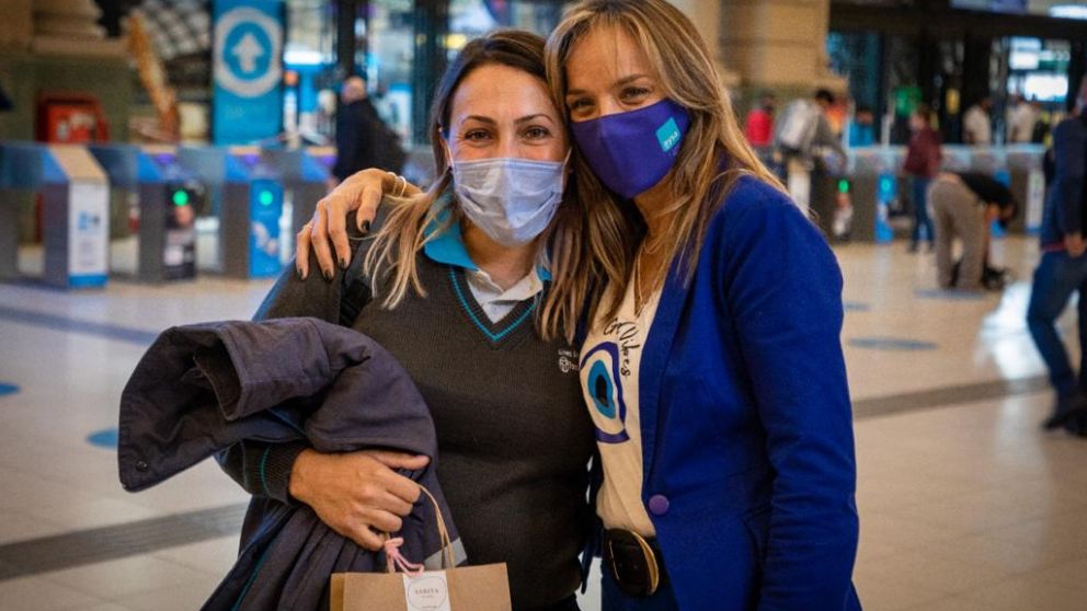 La actividad se realiza en las estaciones de trenes a la hora del regreso 