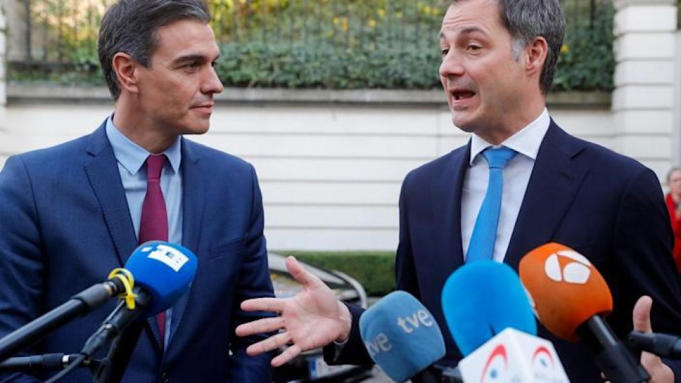 El presidente del Gobierno español, Pedro Sánchez, y el primer ministro belga, Alexander De Croo,