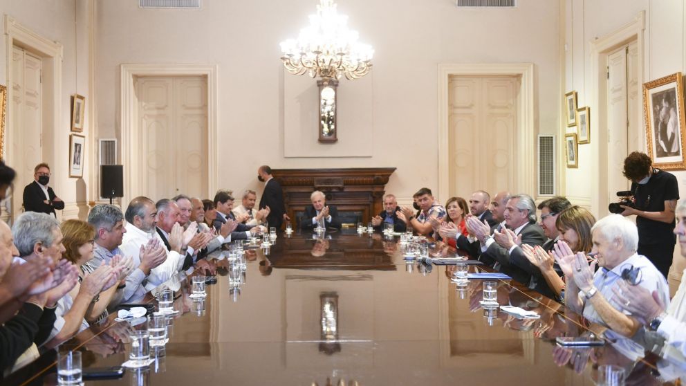 Empresarios y sindicalistas en la Rosada junto al Presidente, presentaron el nuevo salario mínimo