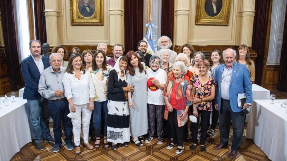 Cristina Kirchner y los dirigentes de DDHH, en una foto tras la reunión.