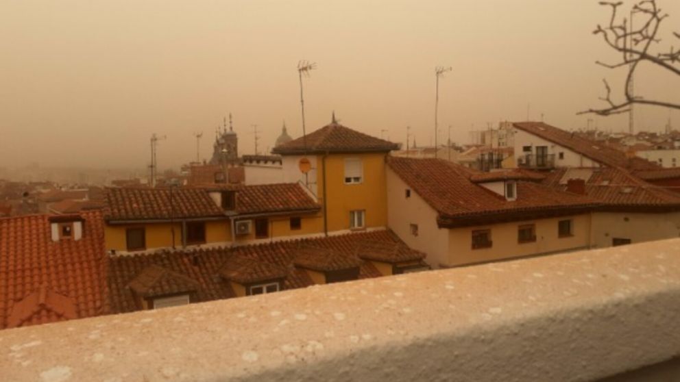 Las calles de Madrid se tiñeron de rojo por polvo del desierto de Sahara